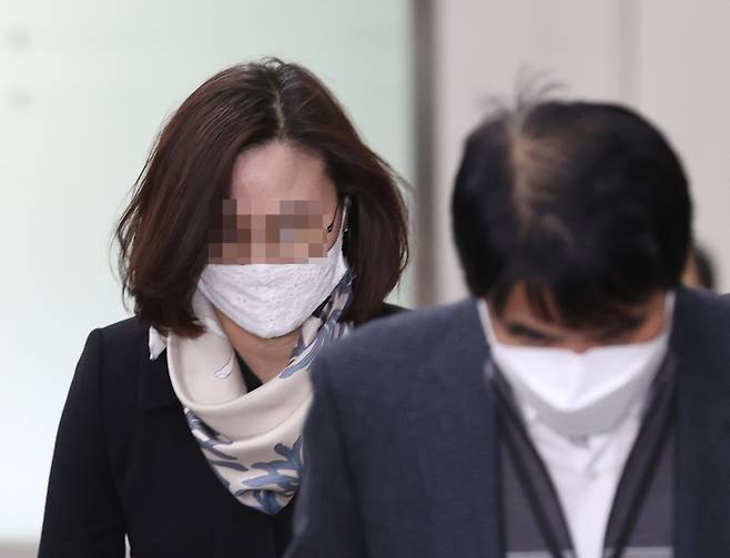 자녀 입시비리와 사모펀드 투자 의혹 등 혐의로 재판에 넘겨진 정경심 동양대 교수가 1심 선고 공판에 출석하는 모습 [연합]