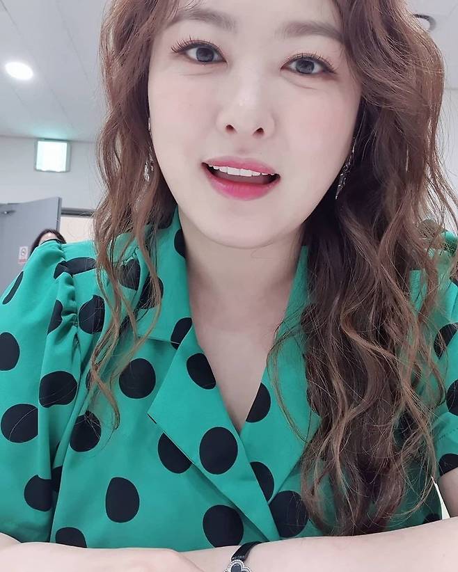 Comedian Sim Jin-hwa has told of the recent beauty of her beautiful beauty.Sim Jin-hwa posted several photos on his instagram on May 7 with an article entitled I feel like Im wearing a tang.In the open photo, Sim Jin-hwa is taking a self-portrait with a bright smile wearing a blouse with a green pattern on a green background.A lovely figure on a immaculate skin completes a beautiful beauty and captivates the eye.The styling of the retro atmosphere was also digested and made the fans hearts feel heartbreaking.The netizens who responded to this comment commented, I feel good when I see the Sister, I am so beautiful, and Please give me clothes information.Meanwhile, Sim Jin-hwa marriaged comedian Wonhyo Kim in 2011; the couple are currently appearing in the MBC Everly One entertainment series Run the Ding.