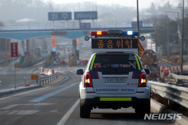 [원주=뉴시스] 김경목 기자 = 졸음운전 위험성 홍보하는 고속도로 순찰차. 2020.01.24. photo31＠newsis.com