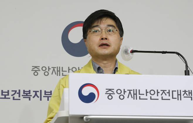 윤태호 중앙사고수습본부 방역총괄반장이 지난달 23일 오전 세종시 정부세종청사에서 코로나19 관련 정례 브리핑을 하고 있다. ⓒ연합뉴스