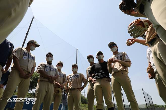 독립야구단 경기도리그 광주 스코어본하이에나들 선수들이 지난 3일 오후 경기 광주시 곤지암의 팀업캠퍼스 1야구장에서 경기에 앞서 연습을 하고 있다. 광주|정지윤 선임기자