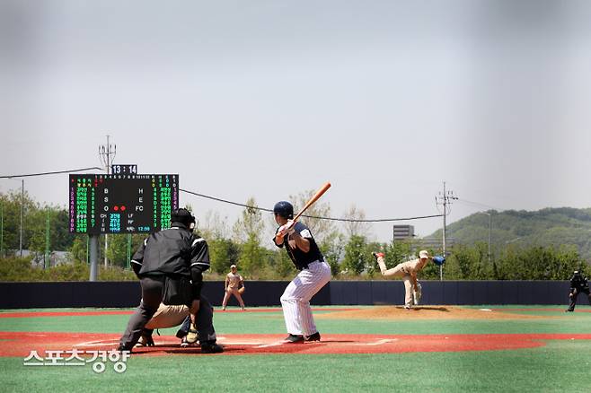 독립야구단 경기도리그 시흥 울브스 대 광주 스코어본하이에나들 경기가 지난 3일 오후 경기 광주시 곤지암의 팀업캠퍼스 1야구장에서 열리고 있다. 광주|정지윤 선임기자