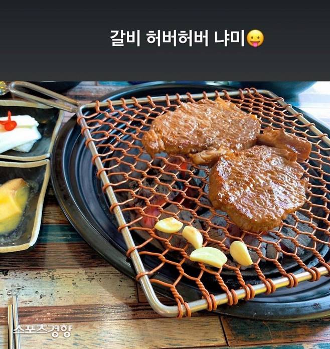퀸미코가 인스타그램 스토리에 올려 논란이 된 사진. 인스타그램 스토리 캡처