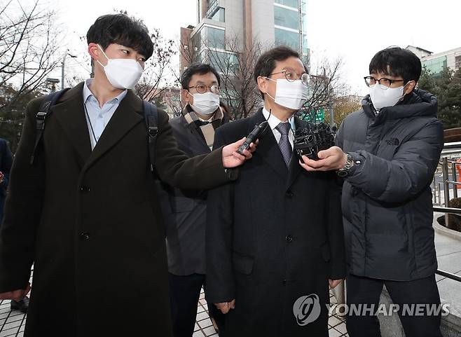 취재진 질문에 답하는 윤갑근 [연합뉴스 자료사진]