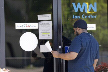 미국 미시시피주 노스 잭슨에서 한 남성이 실업수당 신청서를 건네받고 있다. (사진=AP/연합뉴스 제공)