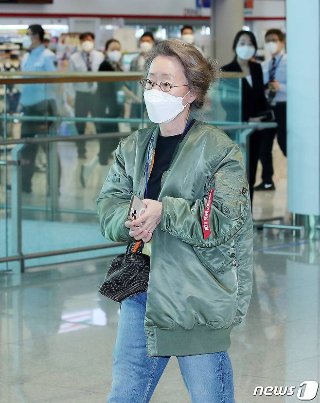 Incheon International Airport = Actor Youn Yuh-jung, who received the Academy Japan Academy Prize for Outstanding Performan for the first time as a Korean actor, is performing Entrance through Incheon International Airport Terminal 2 after finishing the United States of America schedule on the morning of the 8th.Earlier, Youn Yuh-jung received the Japan Academy Prize for Outstanding Performan for the film Minari at the 93rd Academy Awards at the United States of Americas Union Station on the 25th of last month (local time).2021.8