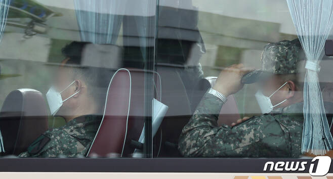 차량에 탑승한 군 장병들이 마스크를 착용하고 있다. 2021.4.28/뉴스1 © News1 김영운 기자