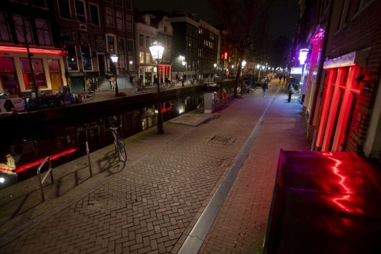 코로나19 확산을 막기 위해 네덜란드 정부가 성매매와 위락업소의 문을 닫는 명령을 내렸던 지난해 한산한 모습을 보이고 있는 암스테르담의 홍등가. [이미지출처=연합뉴스]
