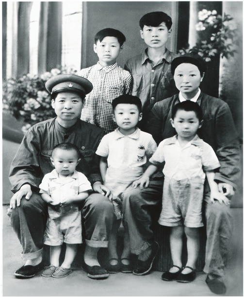 <1950년대 단란했던 왕페이잉의 가족. 왕페이잉은 8남매를 낳아 기른 평범한 어머니였다. 중국 대륙의 비판적 영화감독 후지에의 다큐멘터리 “내 어머니 왕페이잉”에 삽입된 사진. https://www.chinaindiefilm.org/films/my-mother-wang-peiying/>