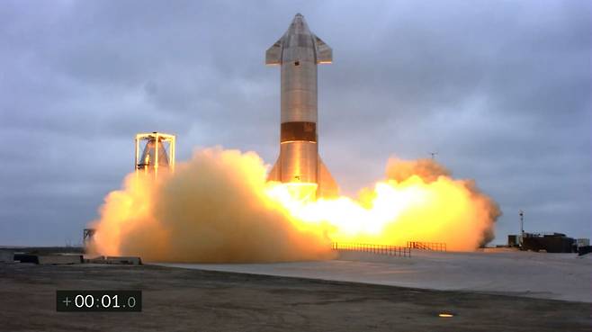 스페이스X가 제작한 화성 우주선의 시제품 스타십 SN15가 5일(현지 시각) 미국 텍사스주 남부 보카치카에서 발사되고 있다. 스타십 SN15는 이날 발사 후 10km 상공으로 올라간 뒤 직립으로 다시 착륙하는 데 성공했다. /연합뉴스