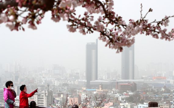 대전 동구 대동하늘공원에서 바라본 대전시내가 뿌옇게 보이고 있다./뉴스1 © News1 김기태 기자 /사진=뉴스1