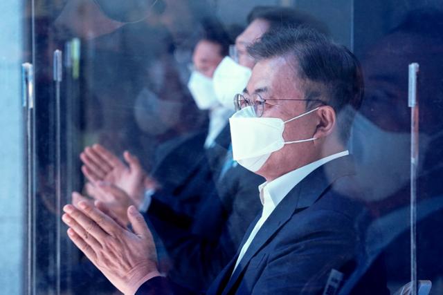 문재인 대통령이 6일 울산 남구 3D프린팅 지식산업센터에서 열린 ‘울산 부유식 해상풍력 전략 보고’에 참석해 박수를 치고 있다. 뉴시스
