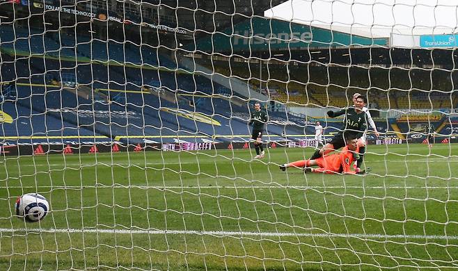 토트넘 손흥민이 리즈전에서 1-1 동점골을 뽑아내고 있다. [로이터=연합뉴스]