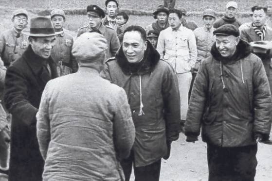 홍콩에 있는 룽윈의 재촉으로 중공에 투항, 해방군 지휘관 천껑(陳賡)과 악수 하는 루한. 1949년 12월 9일 쿤밍. [사진 김명호]