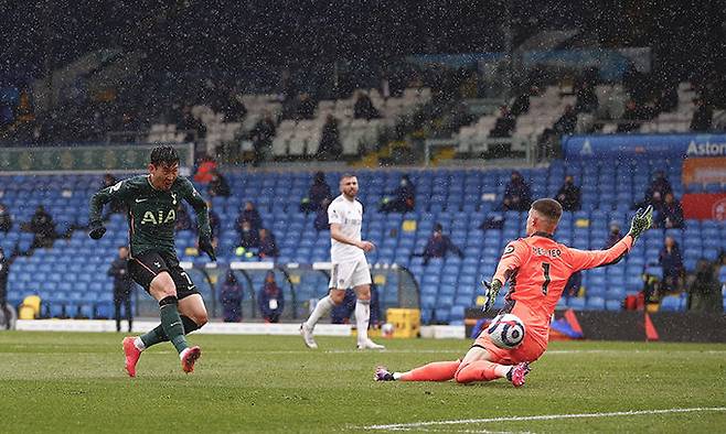 토트넘 공격수 손흥민(왼쪽)이 8일 잉글랜드 리즈 앨런드 로드에서 열린 리즈 유나이티드와의 2020~2021 잉글리시 프리미어리그(EPL) 35라운드 경기에서 득점을 성공시키고 있다. 리즈=EPA연합뉴스