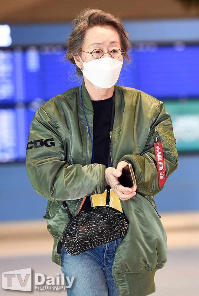 Actor Youn Yuh-jung, who has Oscar Japan Academy Prize for Outstanding Performan, arrived at Incheon International Airport on the morning of the 8th.Actor Youn Yuh-jung is leaving the arrival hall on the day.Youn Yuh-jung said: The Japan Academy Prize for Outstanding Performan Awards moment is still vivid, still thrilling and trembling.Above all, I am grateful and grateful that I have received love from many people who have been delighted and cheered together, and I do not know what to do.Thanks to this, the joy of the awards doubled, and I was really happy every day. It was a good time to be with all the Minari teams including Jung I-sak, Steven Yeon, Han Ye-ri, Alan Kim and Noel Joe.I dont think Ill forget a scene from United States of America.I would like to say thank you to many people once again.  I am sorry for the fact that I am inevitably asking for private information with the desire that the damage will be caused by the severe situation of Corona 19, and the domestic media that have sent a lot of support.I hope we can talk again once weve recovered from our condition, Im so grateful, he added.Meanwhile, Youn Yuh-jung has won the Japan Academy Prize for Outstanding Performan at the 93rd Academy Awards at the United States of America LA Union Station with the film Minari (director Jung I-sak and distribution board Cinema).