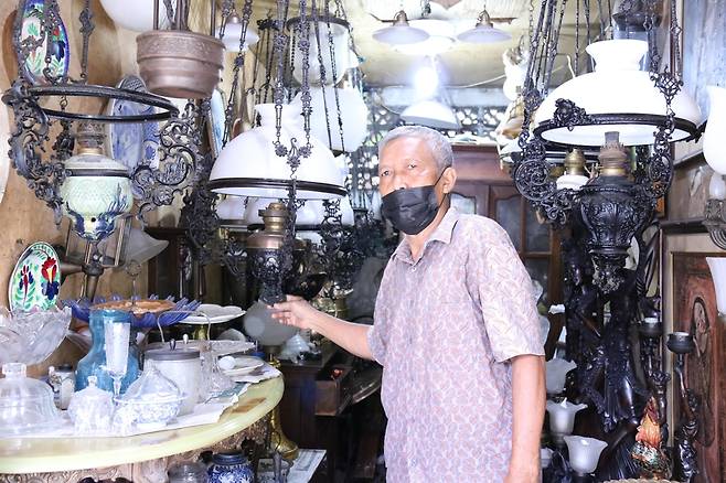 잘란 수라바야의 1세대 골동품점 주인 오모(64)씨 [자카르타=연합뉴스]