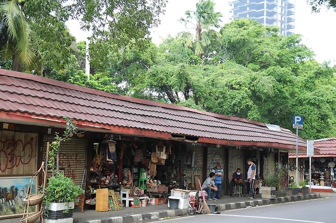 코로나 직격탄으로 곳곳에 문을 닫은 골동품점 [자카르타=연합뉴스]