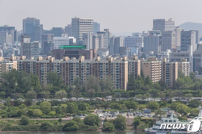 서울 용산구에서 바라본 압구정동 아파트 단지 일대 모습. 20215.3/뉴스1 © News1 성동훈 기자