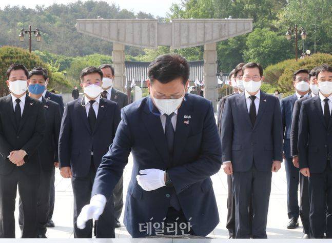 더불어민주당 송영길 대표가 7일 오전 광주 북구 운정동 국립5·18민주묘지에서 참배를 하고 있다. ⓒ데일리안 류영주 기자