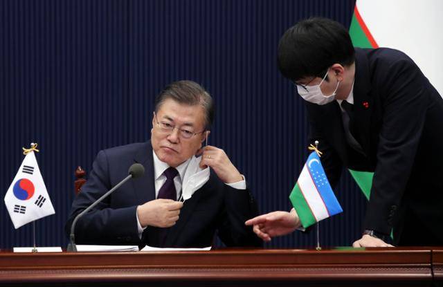 문재인 대통령이 지난 1월 28일 청와대 여민관에서 열린 샤브카트 미르지요예프 우즈베키스탄 대통령과의 화상 정상회담에 참석하며 탁현민 의전비서관의 설명을 듣고 있다. 왕태석 선임기자