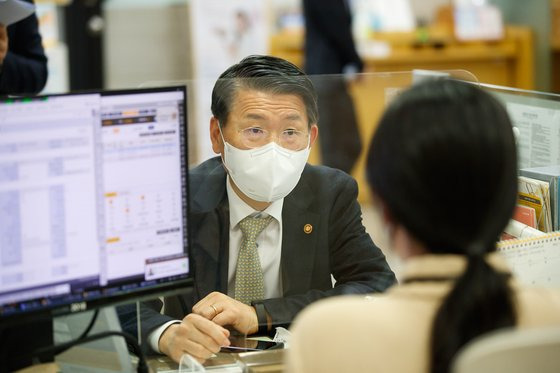 은성수 금융위원장이 지난 3월 26일 서울 종로구 KB국민은행 광화문종합금융센터를 방문해 은행직원에게 금융소비자보호법 관련 현황을 듣고 있다. 뉴스1