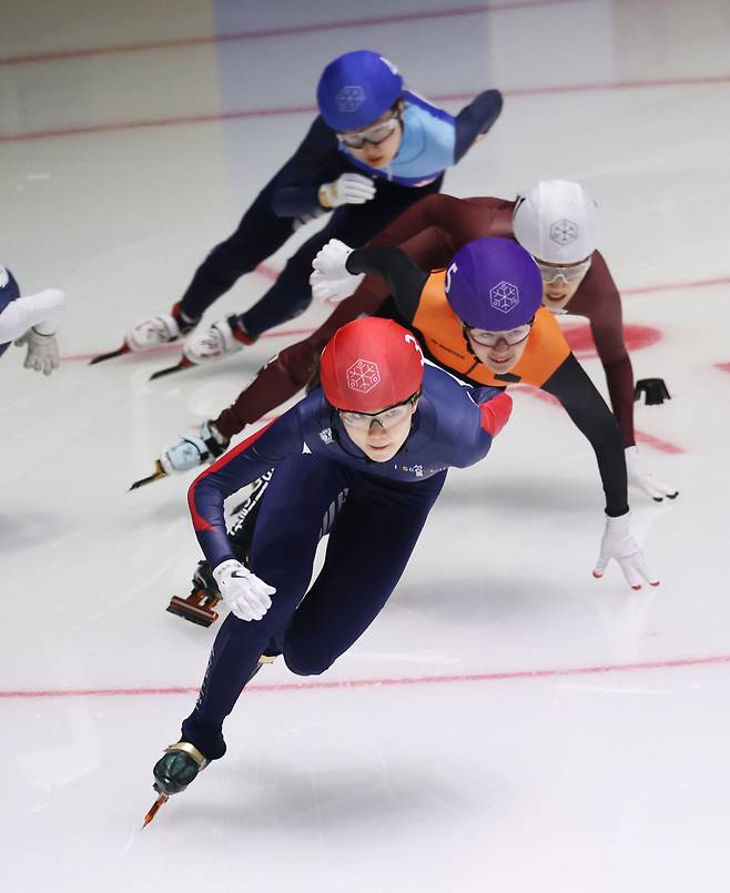 심석희(빨간 모자)가 1000m 결승에서 질주하고 있다. [연합]