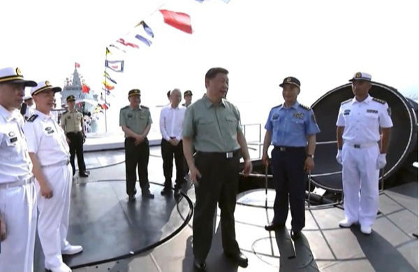 시진핑 중국 국가주석이 지난달 23일 하이난성 싼야 해군기지에서 열린 신형 함정 취역식에 참석, 창정18호의 잠수함발사탄도미사일(SLBM) 발사관 위에서 관계자들과 대화를 나누고 있다. CCTV 캡쳐