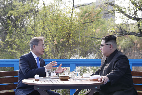 2018년 4월 27일 문재인 대통령과 김정은 북한 국무위원장이 판문점 내 도보다리 산책 후 담소를 나누고 있다. 한국공동사진취재단