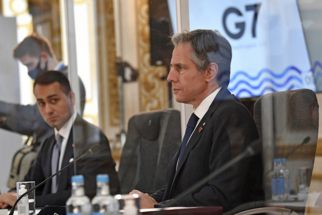 토니 블링컨(오른쪽) 미국 국무장관이 지난 4일 영국 런던에서 열린 주요 7개국(G7) 외무장관 회의장에 루이지 디 마이오 이탈리아 장관과 나란히 앉아 있다./런던=AP연합뉴스