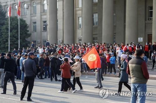 지난 1일(현지시간) 키르기스스탄 비슈케크에서 시위하는 시민들의 모습.  [로이터=연합뉴스]