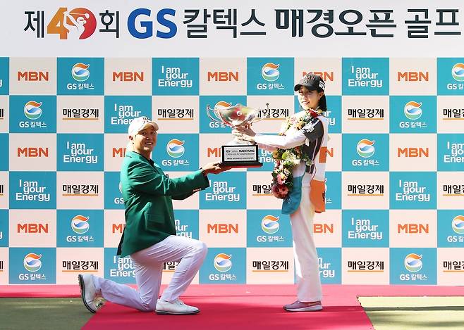 아내 육은채 씨에게 우승 트로피를 바치는 허인회. [GS칼텍스 매경오픈 조직위 제공. 재판매 및 DB 금지]