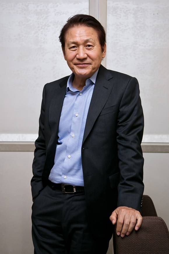 안성기가 6일 '아들의 이름으로' 출연 배우 화상 인터뷰에 앞서 포즈를 취하고 있다. /워너비펀 제공