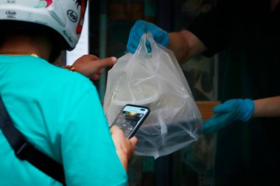 작년 9월 서울 시내에서 배달 대행 종사자가 포장된 도시락을 건네 받고 있다. /연합뉴스