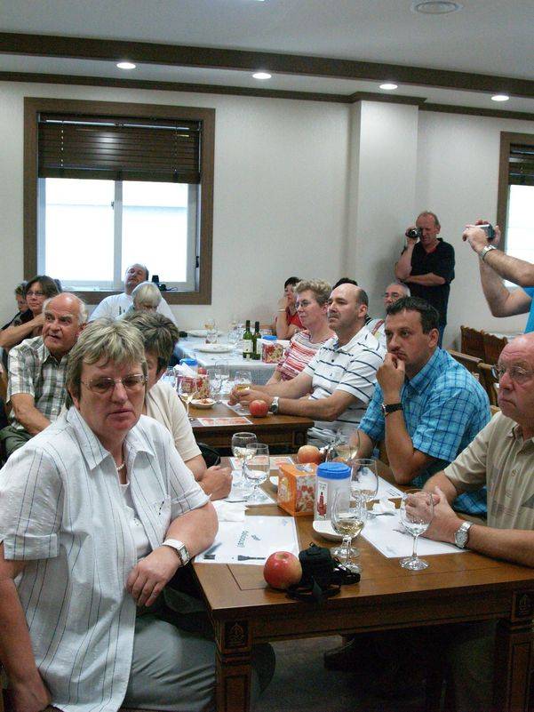 경북 의성의 애플리즈 양조장을 찾은 독일 관광객들이 사과주 시음을 하고 있다.