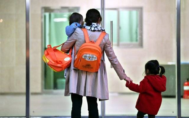 신종 코로나바이러스 감염증(코로나19)은 아리를 키우는 엄마들의 육아 부담을 크게 늘렸다. 서울대 국제이주와 포용사회센터의 설문조사에 따르면 엄마의 주중 평균 자녀돌봄 시간은 맞벌이와 전업주부 모두 크게 늘어났다. 동아일보DB