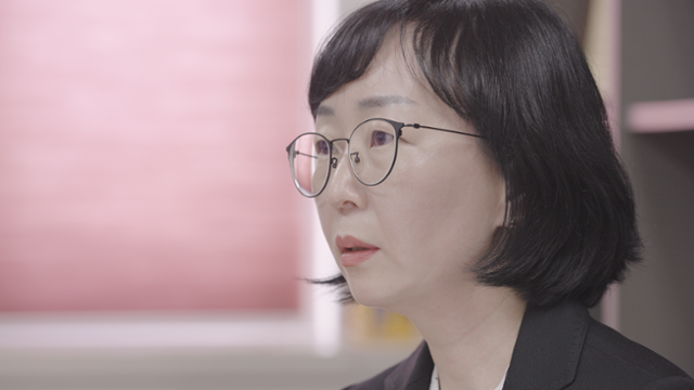 이민아 교수가 지난달 22일 서울 흑석동 중앙대 연구실에서 한국에서 여성이 남성보다 우울증을 많이 앓는 이유를 설명하고 있다. 박고은 PD