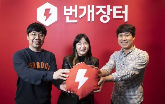 중고거래 사이트 ‘번개장터’ 이동주 최고기술책임자(CTO)와 최재화 최고마케팅책임자(CMO), 정용준 최고제품책임자(CPO, 오른쪽부터)가 6일 서울 서초구 번개장터 사무실에서 중앙일보와 인터뷰 중 포즈를 취하고 있다. 임현동 기자