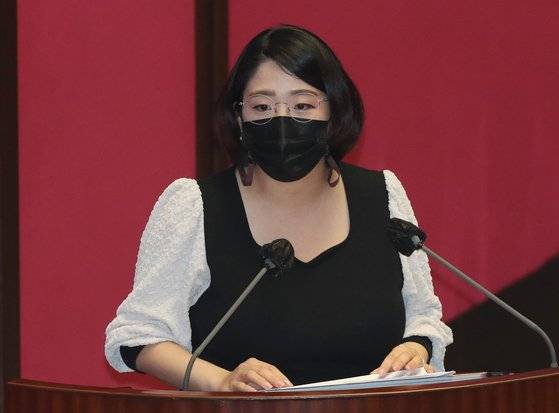 용혜인 기본소득당 의원은 지난 8일 SNS에 아이 사진과 함께 출산 소식을 알리고 "첫 세상 나들이를 응원해주시고 축하해주신 많은 여러분께 감사드린다"고 적었다.   현역 의원이 임기 중에 출산한 것은 용 의원이 세 번째다.   사진은 지난달 20일 국회 본회의에서 홍남기 국무총리 직무대행에게 질의하는 모습. 연합뉴스