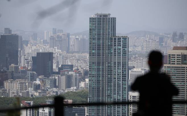 올해 집값 어떻게 될까 서울 강남구 대모산 전망대에서 지난 9일 한 시민이 강남 일대의 아파트를 바라보고 있다.    연합뉴스