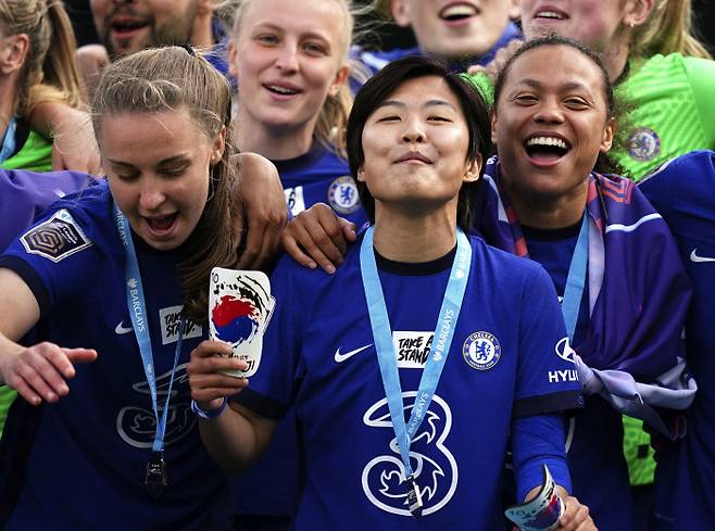 첼시의 지소연(가운데)이 10일 영국 런던 킹스메도에서 열린 잉글랜드 여자 슈퍼리그 레딩과의 경기에서 승리해 우승을 확정한 후 메달을 목에 걸고 기뻐하고 있다.   런던 | AP연합뉴스