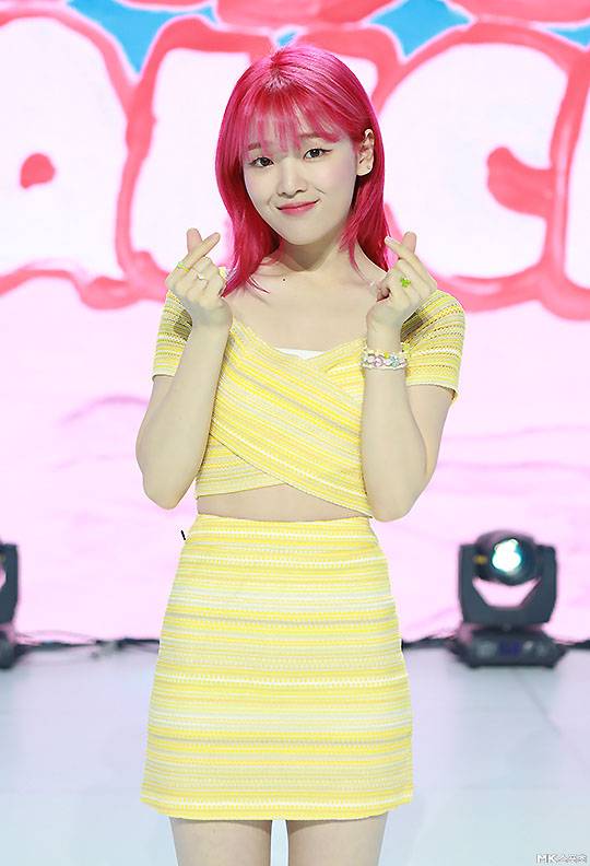 Oh My Girl Seung Hee Hand Hearts Of The Fairy