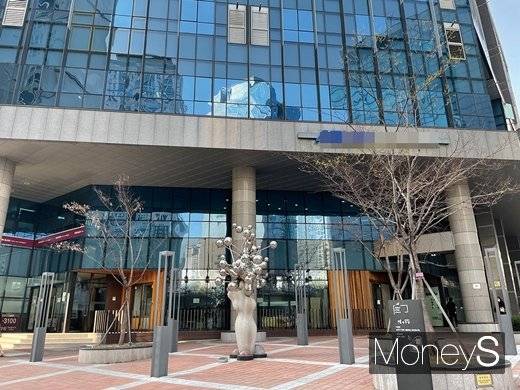 국토교통부 부동산 실거래 정보를 보면 직전 거래보다 낮은 가격으로 거래된 건수는 지난 1월 전체 건수 대비 18.0%에 불과했으나 2월엔 24.9%, 3월(17일까지 기준)엔 38.8% 등 비중이 커졌다. 사진은 용산 KCC웰츠타워 단지 입구. /사진=강수지 기자