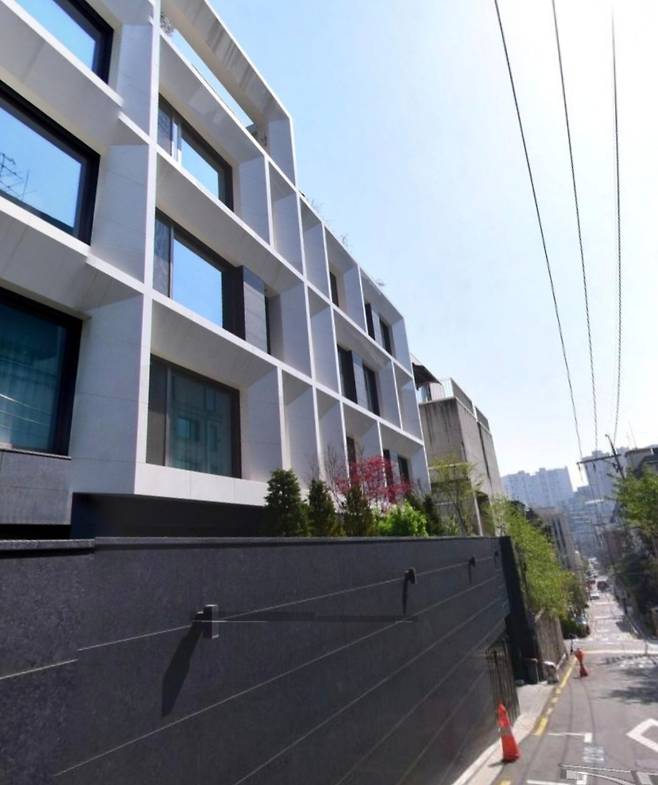 71억원이란 역대 최고 전세보증금액을 기록한 강남구 청담동의 한 고급주택.[네이버거리뷰 갈무리]