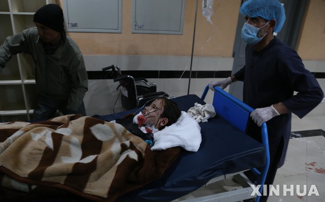 [카불=신화/뉴시스] 8일(현지시간) 아프가니스탄 수도 카불의 병원에서 의료진이 폭탄 폭발로 부상한 어린이를 응급실로 옮기고 있다. 이날 카불 서부 지역의 학교에서 3차례 연쇄 폭발이 발생했다. 2021.05.09