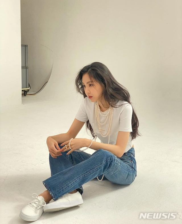 On the 9th, Son Na-eun posted several photos of his SNS without any comment, including the behind-the-scenes footage.In the photo, Son Na-eun poses in the studio; styling by experts has also been revealed.She has accessorised a range of outfits, from casual styles including white T-shirts and jeans to neat black dresses.On the other hand, Son Na-eun has recently collected topics with the news of the contract with YG Entertainment.Apink Park Chan-long, Yoon Bomi, Jung Eun-ji, Kim Nam-ju and Oh Ha-young signed a contract with their agency PlayM Entertainment, and Son Na-eun agreed not to renew the contract.Son Na-eun posted an article on his SNS on the 1st.For a while, I will gather again in my place and at any time in one accord, and I will show you a good picture as an apink. Please support Apink a lot more in the future!sympathy media