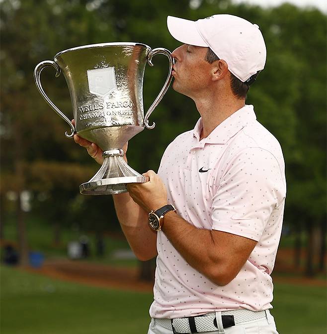 로리 매킬로이가 10일 미국 노스캐롤라이나주 샬럿의 퀘일 할로 클럽에서 열린 PGA 투어 웰스파고 챔피언십에서 우승한 뒤 트로피에 입을 맞추고 있다. 샬럿=AFP연합뉴스