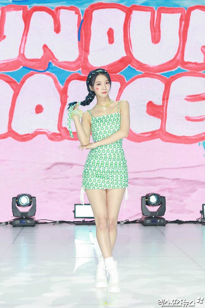 On the afternoon of the 10th, Online Live was the eighth mini album Dear OHMYGIRL (Deer OH MY GIRL) Showcase.OH MY GIRL Binnie, who attended the showcase on the day, has photo time.