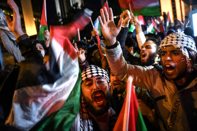 10일(현지시간) 이스탄불 이스라엘 총영사관 앞에서 팔레스타인 시위대가 항의 시위를 벌이고 있다. 이스라엘은 하마스를 비롯한 팔레스타인 무장단체들이 발사한 로켓포에 대응해 이날 가자지구 보복 공습을 단행했다. (사진=AFP)