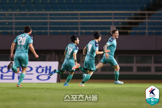 안산 산티아고(오른쪽에서 첫번째)가 10일 안양전에서 선제골을 넣고 기뻐하고 있다. 제공 | 한국프로축구연맹